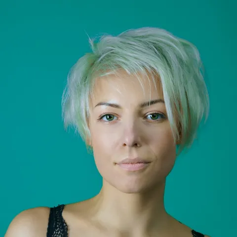 Porträt einer Newsdesk-Leiterin in einem hellen Büro